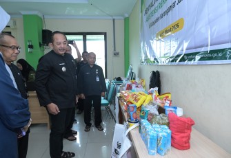 Bupati Rober Christanto menghadiri kegiatan penyaluran bantuan ATENSI kepada 44 kelompok rentan, di Aula Kantor Dinsos Karanganyar, Kamis (5/3/2026)
