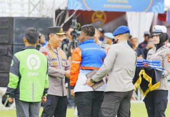 Kapolri Jenderal Listyo Sigit Prabowo memimpin apel ojek online (ojol) dan buruh kamtibmas 'Nyago Bumi Sriwijaya Aman Bae' di Stadion Bumi Sriwijaya, Kota Palembang