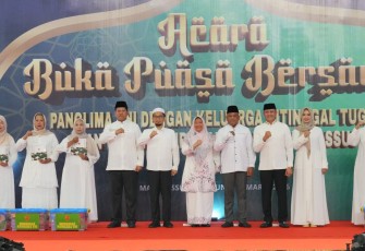 Buka Puasa Bersama Keluarga Prajurit dan Warakawuri Kopassus