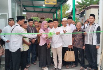  Lurah Bejen, Agus Sumarlin, memotongan pita tanda peresmian Pasar Ramadan Malam Rebon 1447 Hijriah yang digelar di kompleks Masjid Ar-Rohmah, Jengglong RT 01 RW 02, Bejen, Karanganyar, Selasa (10/03/2026)