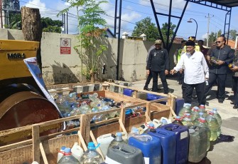  Pemusnahan ribuan botol berbagai jenis dan merek minuman keras, di Mapolres Karanganyar, Kamis (12/3/2026)