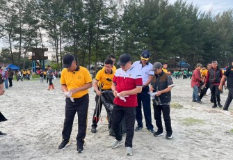Asisten II Sekretariat Daerah (Setda) Provinsi Bengkulu Bidang Perekonomian dan Pembangunan, RA Denni, menghadiri kegiatan Gerakan Membersihkan Pantai Rame-Rame (GEMPAR) yang dilaksanakan di Pantai Zakat, Bengkulu, Selasa (31/3) /Foto : MC 