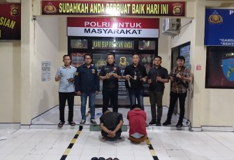 Jajaran Unit Reskrim Polsek Belitang I, Polres OKU Timur berhasil mengamankan dua orang tersangka yang kedapatan membawa senjata api rakitan dan senjata tajam