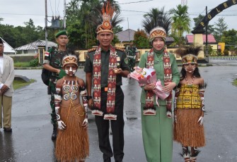 Kodim 1710/Mimika Gelar Tradisi Penyambutan Dandim dan Ketua Persit KCK