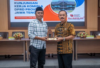 Wakil Ketua Komisi A DPRD Jawa Tengah, Mukafi Fadli, menyerahkan cinderamata kepada Asisten Perekonomian dan Pembangunan Sekda Karanganyar, Titis Sri Jawoto