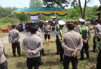 Dalam rangka memperingati Hari Ulang Tahun (HUT) Bhayangkara ke-80, Polres OKU Timur melaksanakan program bedah rumah bagi masyarakat kurang mampu