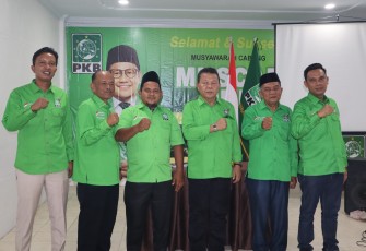 Empat nama tokoh kandidat Calon Ketua, Ipong Dalimunte, Ikhwan Nasution, Mahmuddin Nasution, Sofyan Hanafi Tanjung, photo bersama dengan Dewan Pimpinan Pusat (DPP) dan DPW PKB