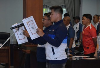 Pembacaan ikrar pelatih dan atlet dalam acara pengukuhan kontingen atlet peserta PORPROV XVII Jawa Tengah, di Ruang Paripurna DPRD Kabupaten Karanganyar pada Sabtu (11/4/2026)