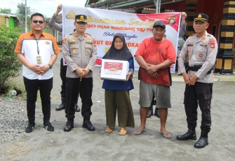 Polres OKU Timur Salurkan Bansos di Desa Tumijaya