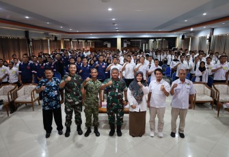Danrem 073 Makutarama Kolonel Arm Ezra Nathanael memberikan wawasan kebangsaan di hadapan puluhan mahasiswa PEM Akamigas Cepu