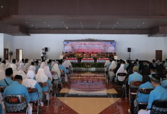Ratusan jamaah calon haji tahun 1447 H/2026 M mengikuti prosesi pelepasan di Gedung Wanita Karanganyar, Selasa (5/5/2026)