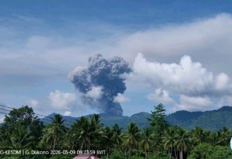 Kolom abu berwarna putih kelabu kehitaman dari erupsi gunung api Dukono terlihat dari Pos Pengamatan Gunung Api (PGA) Dukono di Desa Mamuya, Kecamatan Galela, Halmahera Utara, Maluku Utara, Sabtu (9/5) pukul 09.23 WIT