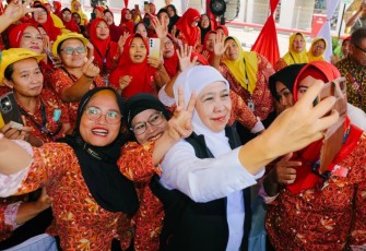 Gubernur Khofifah Bagikan BLT DBHCHT ke Ribuan Buruh Rokok Sampoerna