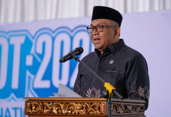 Wakil Menteri Ketenagakerjaan Afriansyah Noor saat memberikan sambutan pada Examination Authority (EXOT) 2026 SMP-SMA Al-Wildan Islamic School Jakarta, Minggu (10/5/2026).
