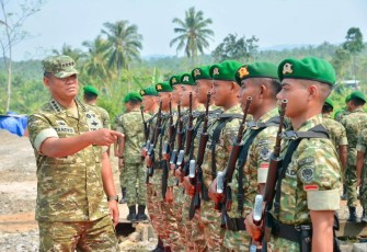 Wapang TNI Tinjau Yonif TP 842/Badak Sakti