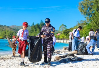 TNI AL Ajak Pelajar Pulau Buru Berburu Sampah Bersihkan Pantai Jikumerasa 