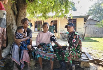 Yonarmed 12 Kostrad Wujudkan Kepedulian Melalui Pelayanan Kesehatan Door to Door