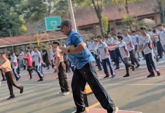 Ahmad Fahrudin (berkaos biru), Guru PJOK, SMPN 2 Kutasari, Purbalingga, Jawa Tengah