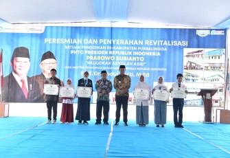 Jihan, sebelah kiri Mendikdasmen Abdul Mu'ti