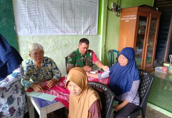 Babinsa Dampingi Pendataan Lansia Wujudkan Layanan Kesehatan yang Menjangkau Hingga Tingkat Kelurahan