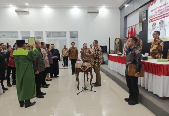 Upacara pelantikan dan pengambilan sumpah janji jabatan bagi Pejabat Pimpinan Tinggi Pratama, Jabatan Administrator, dan Jabatan Pengawas di lingkungan Pemkab Karanganyar, di Ruang Anthurium, Rumah Dinas Bupati Karanganyar, Rabu (1/7/2026) malam.