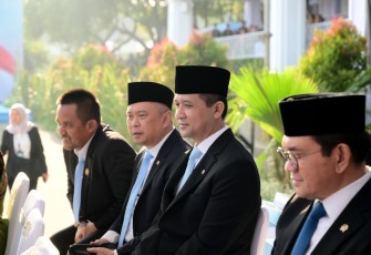 enteri Transmigrasi M. Iftitah Sulaiman Suryanagara menyampaikan ucapan selamat kepada Komisaris Jenderal Polisi (Purn.) Drs. Taufiequrachman Ruki, S.H. atas kenaikan pangkat kehormatan yang dianugerahkan Presiden Republik Indonesia pada peringatan Hari Bhayangkara ke-80
