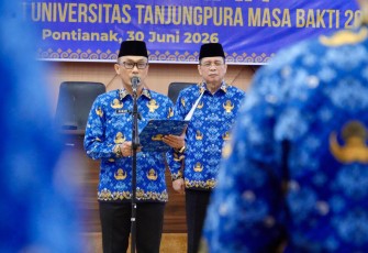 Kepala Badan Kepegawaian Negara (BKN) sekaligus Ketua Umum Dewan Pengurus Korpri Nasional (DPKN), Prof. Zudan, secara resmi mengukuhkan Dewan Pengurus KORPRI Universitas Tanjungpura (Untan) masa bakti 2026-2031 di Aula Rektorat Untan, Pontianak, Selasa (30/06/2026)