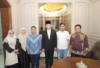 Menteri Transmigrasi M. Iftitah Sulaiman Suryanagara menerima audiensi Roman Iqbal Amirullah, siswa berprestasi lulusan MTs. Negeri 1 Tangerang Selatan, Banten