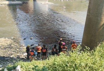 Relawan gabungan melakukan upaya pencarian terhadap jasad Mike (15), yang diduga terseret derasnya arus sungai Bengawan Solo di wilayah Kecamatan Jaten, Kabupaten Karanganyar, Jawa Tengah, Jumat (3/7/2026)