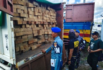 TNI Angkatan Laut melalui Kodaeral XII berhasil menggagalkan upaya pengiriman kayu tanpa dokumen sah (illegal logging) 