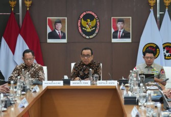 Rapat Koordinasi Tingkat Menteri terkait Usulan Penyesuaian Bantuan Stimulan Rumah Rusak Berat Terdampak Bencana di Kantor Kementerian Koordinator Bidang Pembangunan Manusia dan Kebudayaan, Jakarta, Kamis (2/7/2026)