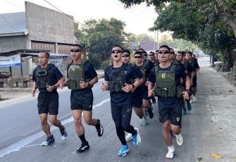 Yonarmed 12 Kostrad Tingkatkan Ketahanan Fisik Prajurit Melalui Lari 5K Berbodyvest di Atambua