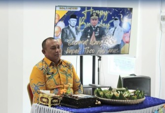 Keluarga Besar Bapas Kelas I Palangka Raya Berikan Kejutan Kepada Theo Adrianus 