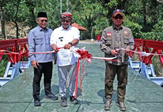 Kepala Badan Nasional Penanggulangan Bencana (BNPB), Letjen TNI Dr. Suharyanto, S.Sos., M.M., meresmikan penggunaan Jembatan Bailey darurat