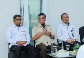 Menaker Yassierli saat memberikan ara han kepada jajaran pegawai Balai K3 Medan, Sumatera Utara, Selasa (7/7/2026).