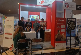  Heri Santosa dari OJK Solo saat mengunjungi stand layanan SLIK dalam "Festival Pembangunan Perumahan Rakyat dan UMKM 2026" di Gedung Wanita Karanganyar, Jumat (10/7/2026)