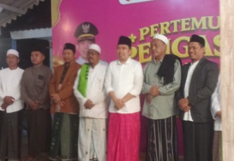 Bupati Jember Muhammad Fawait saat bertemu dengan para pengasuh pondok pesantren se-Kecamatan Pakusari dalam agenda Bunga Desaku di Seger Nusantara, Senin (20/7/2026) malam.