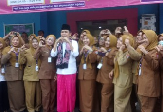 Bupati Jember, Muhammad Fawait atau Gus Fawait (tengah) foto bersama 