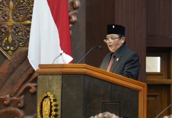 Juru bicara Fraksi PDIP, Guntur Wahono, dalam penyampaian Pendapat Akhir Fraksi pada Rapat Paripurna DPRD Jatim, Selasa (14/07/2026).