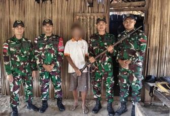 Warga Perbatasan Serahkan Senjata Api Springfield kepada Satgas Pos Motamasin, Wujud Kepercayaan dan Dukungan terhadap Keamanan Wilayah