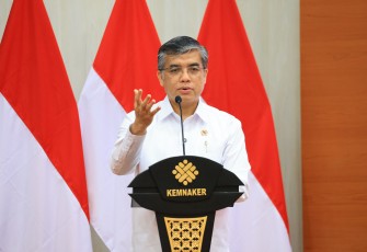 Menaker Yassierli saat membuka Silaturahmi Nasional Lembaga Kerja Sama (LKS) Tripartit Nasional di Ruang Tridarma Kemnaker, Jakarta, Selasa (28/7/2026).