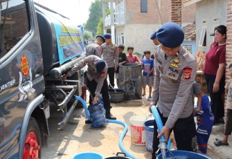 Satuan Brimob Polda Lampung menyalurkan ribuan liter air bersih kepada masyarakat yang terdampak kekeringan sebagai bentuk kepedulian dan pelayanan kepada warga.