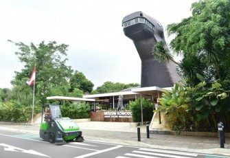 Yuk Kenalan dengan Rino, Mesin Sweeper Andalan KAI Services untuk Membersihkan Area TMII
