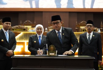 Penandatanganan bersama atas Rancangan Peraturan Daerah tentang Penyertaan Modal pada Jamkrida Jatim dalam Rapat Paripurna DPRD Jatim, Senin (7/9/2026).
