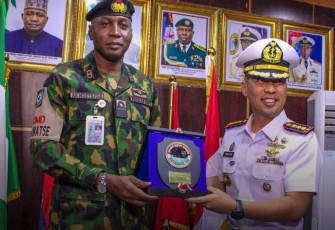 Komandan KRI Canopus-936 Kolonel Laut (P) Indragiri Yani saat sandar di Komando Armada Barat Angkatan Laut Nigeria dan diteima oleh Flag Officer Commanding Western Naval Command Nigerian Navy Rear Admiral A.A. Mustapha, pekan ini di Lagos, Nigeria.
