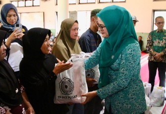 Penyerahan bantuan kepada masyarakat terdampak di Kabupaten Agam, Sumatera Barat (Sumbar).