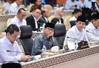 Mendes Yandri didampingi Wamendes Ahmad Riza Patria saat Raker dengan Kemendes PDT di Senayan, Jakarta, Rabu (20/5/2026)