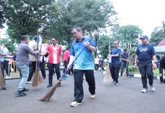 Wamendes Ariza saat Senam Bersama dan Gerakan Bersih-bersih lingkungan Kemendes PDT, Jumat (6/2/2026).