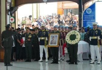 Panglima TNI saat Pimpin Upacara Penyerahan Jenazah dan Ikuti Upacara Pemakaman Wapres ke-6 RI