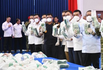 Konferensi Pers sekaligus Pemusnahan Barang Bukti ketamine seberat 1,3 ton di Gedung Fisabilillah Komando Daerah TNI-AL IV, Rabu (12/8/2026).